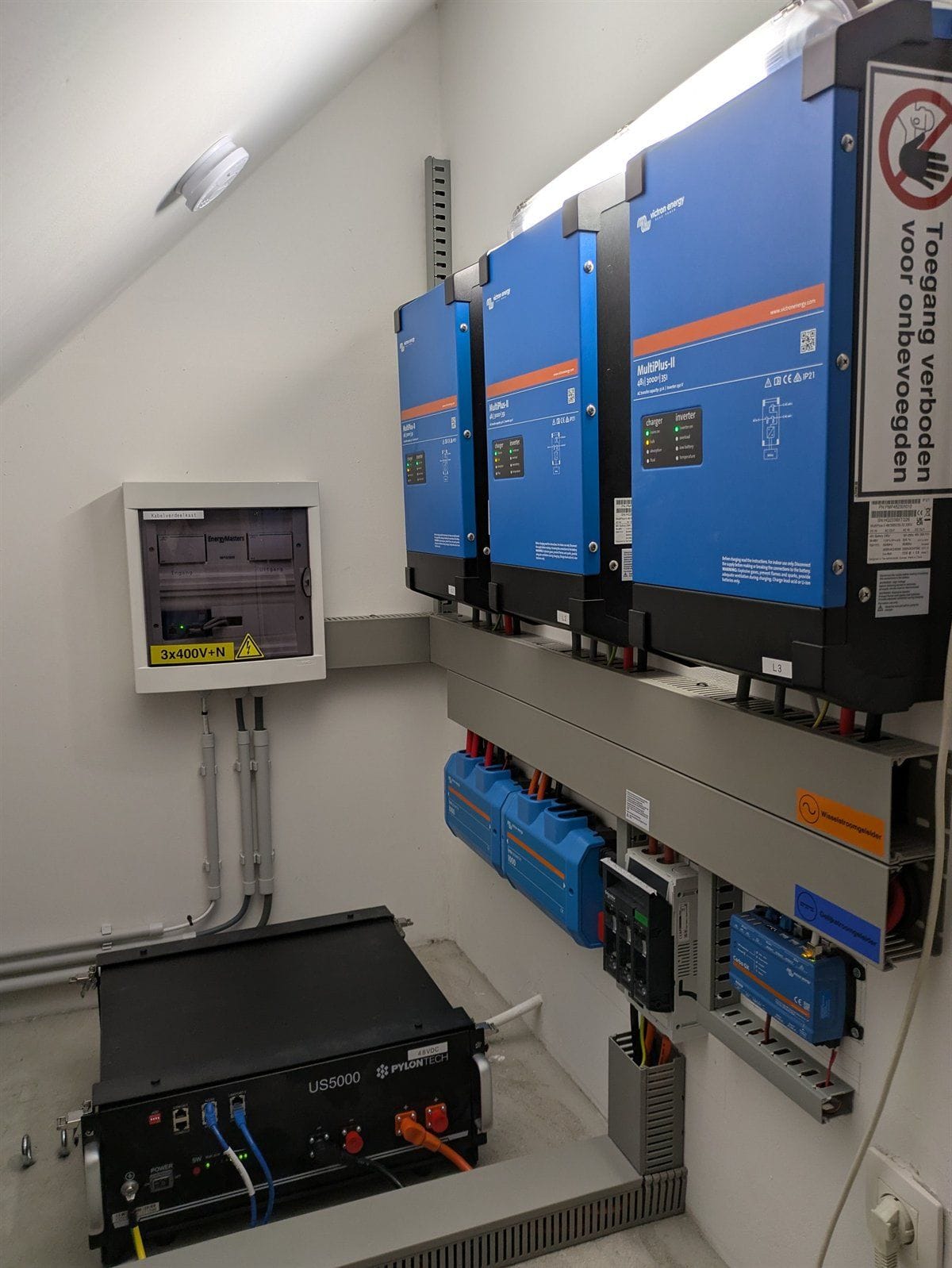 Victron-installatie met omvormers, verdeelkast en batterij aan de wand